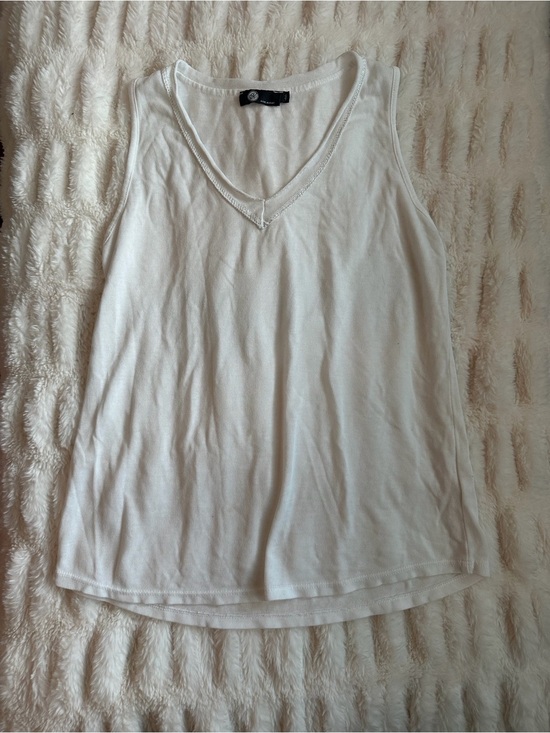 M Made In Italy Tops - M Made In Italy White V-Neck Women’s Tank Top w/ Silver Lining - Size M